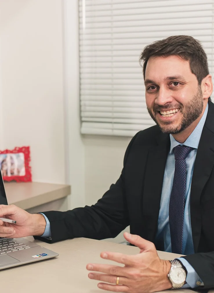 Dr. Luis Filipe Decnop explicando um plano durante a consulta